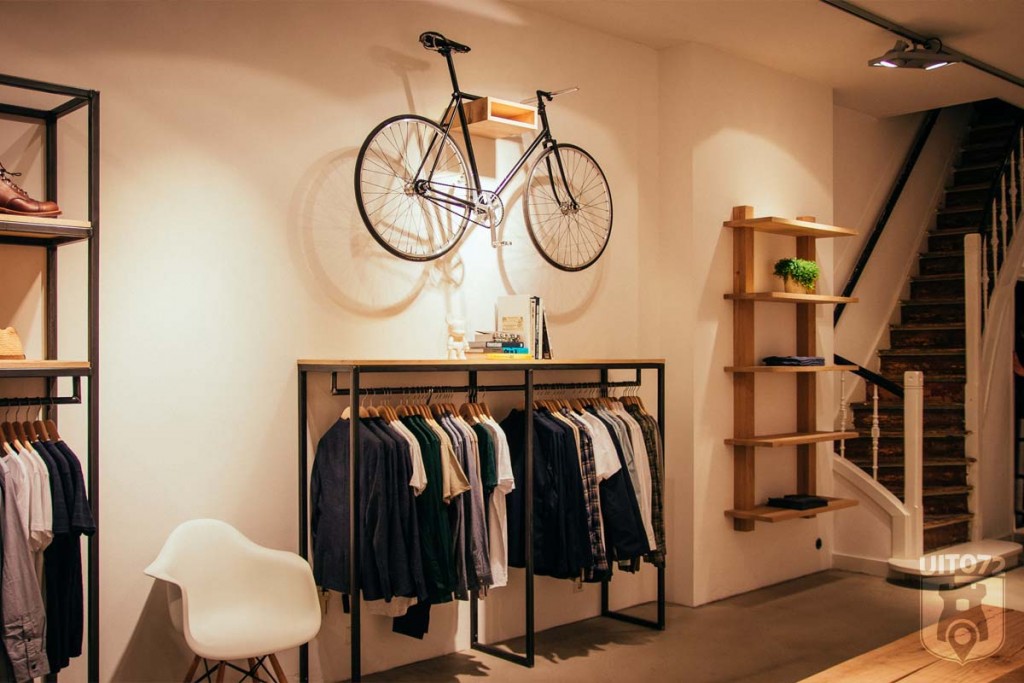 Twentyonewood: fiets boven kledingrek