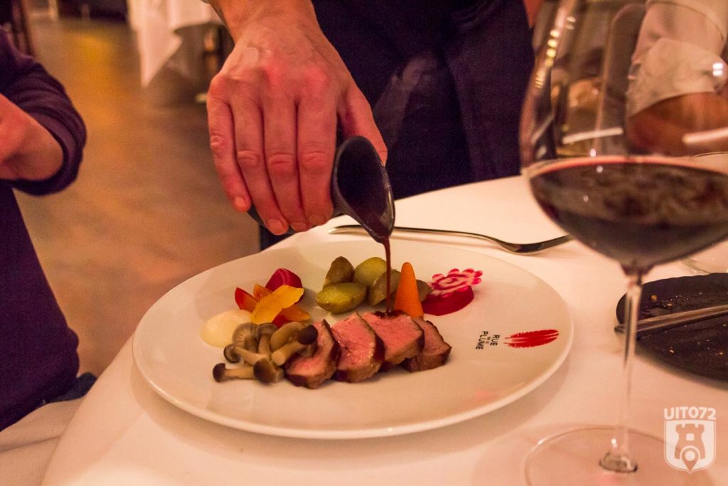 Close up Luella bij het hoofdgerecht kalfsstaartstuk