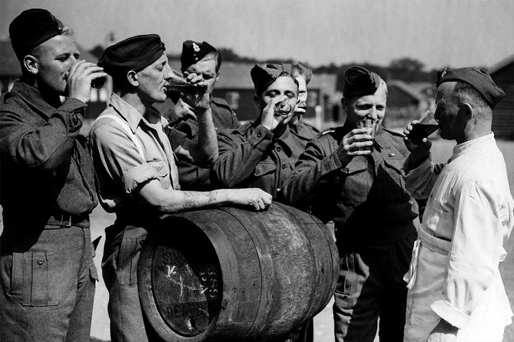 Soldaten drinken bier na WW2