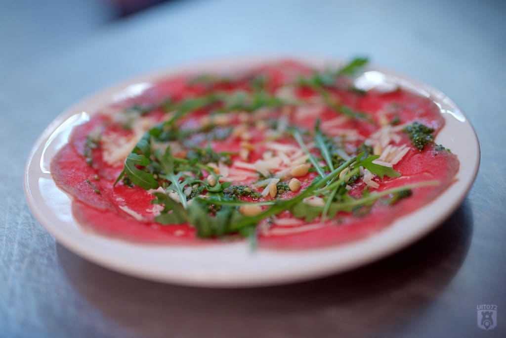 Carpaccio 'old style' met pesto, pijnboompitten en Parmezaanse kaas