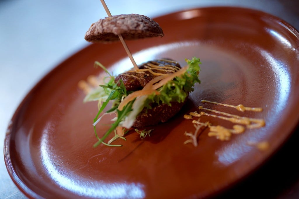 Heeren van Sonoy: De huisfavoriet: runderburger met cocktailsaus