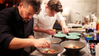 Fernando maakt de desserts