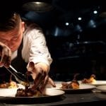 Melvin maakt bord met duif op (Fabers Alkmaar)