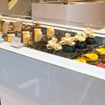 Dobla etalage met gebakjes