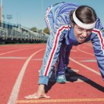 Vrouw op athletiekbaan