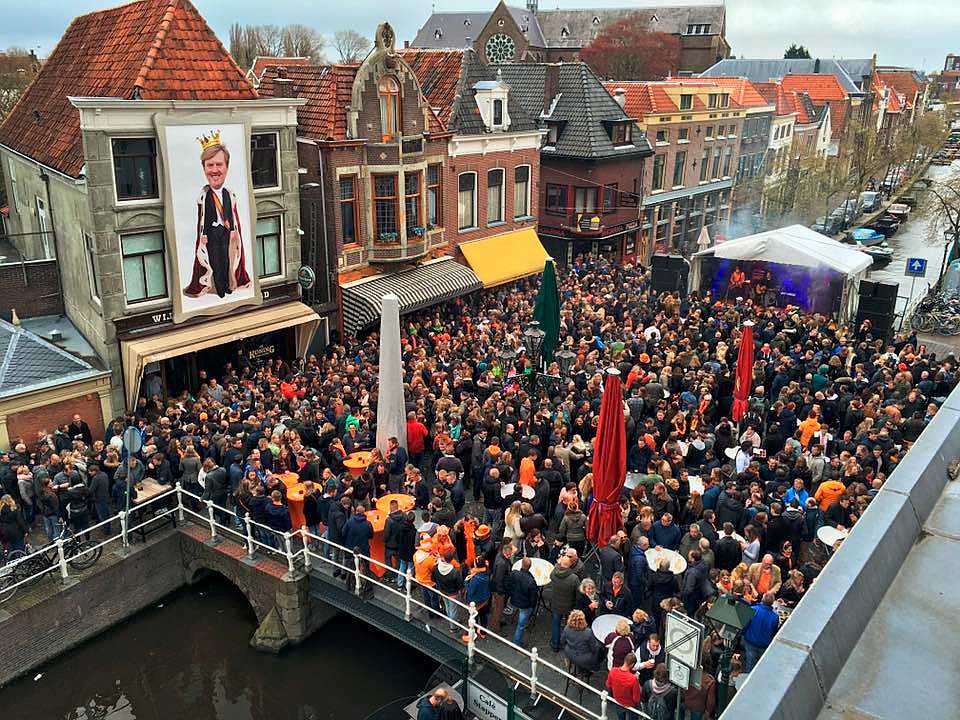 Koningsfeest op de brug