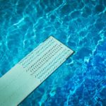 Zwembad met duikplank