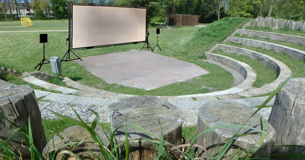 Zomerse openluchtbioscoop van Het Moment in het amfitheater van Park de Oude Kwekerij