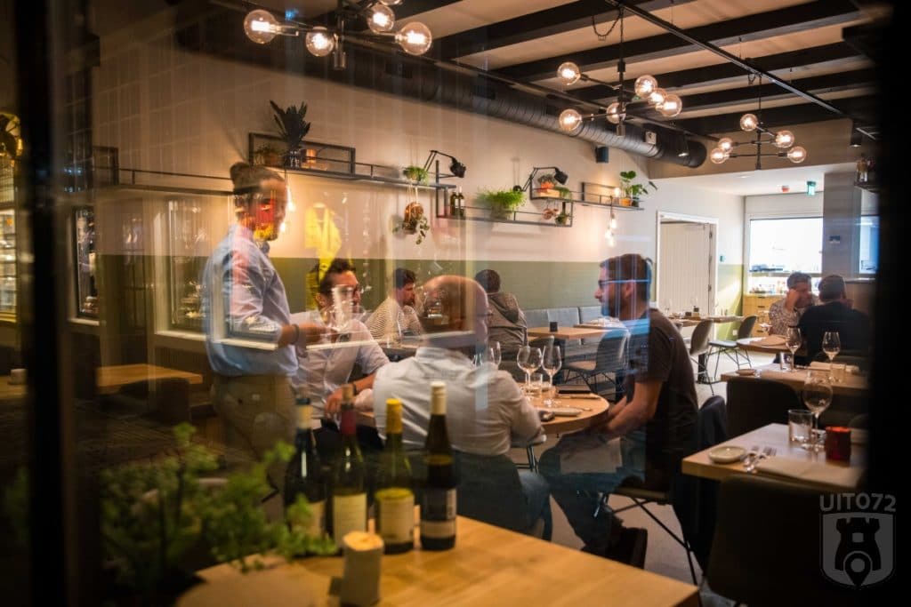 Niels, Matthijs en Vincent aan tafel bij Fnidsen