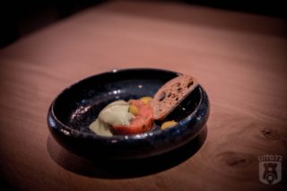 Steak tartare van tomaat met een crème van basilicum, eidooier en een krokant van zuurdesem