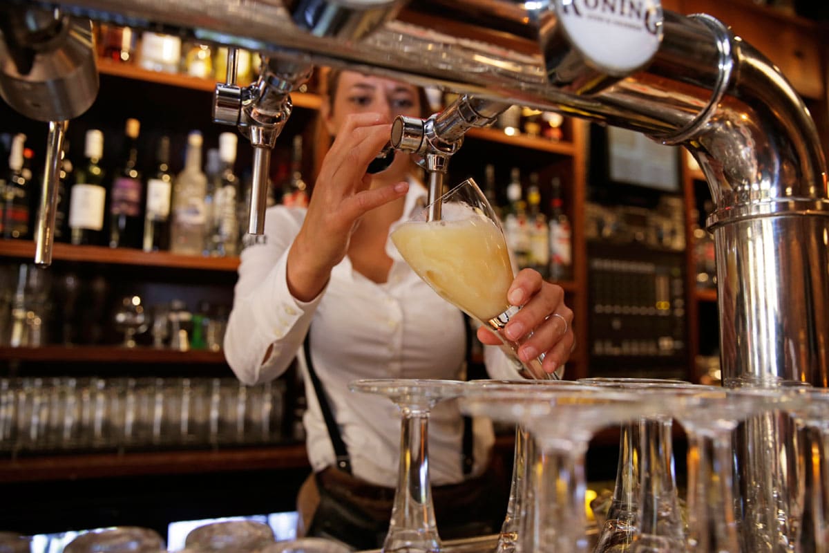 Lieke tapt biertje in De Koning