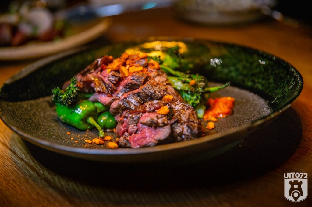 Bavette met romesco, padron en gepofte mais