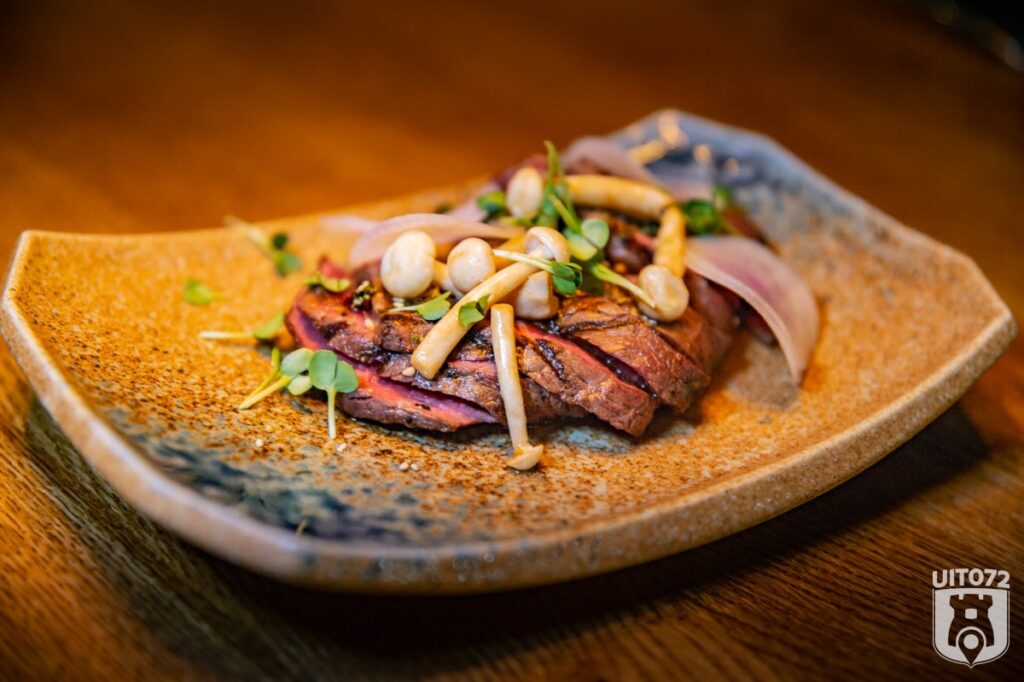 Beef tataki met bundelzwam, soja, furikake en rettich