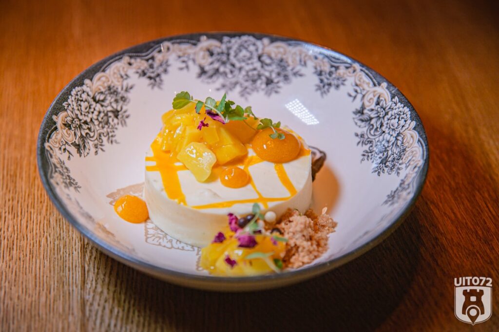 Witte chocolade cheesecake met passievrucht en mango