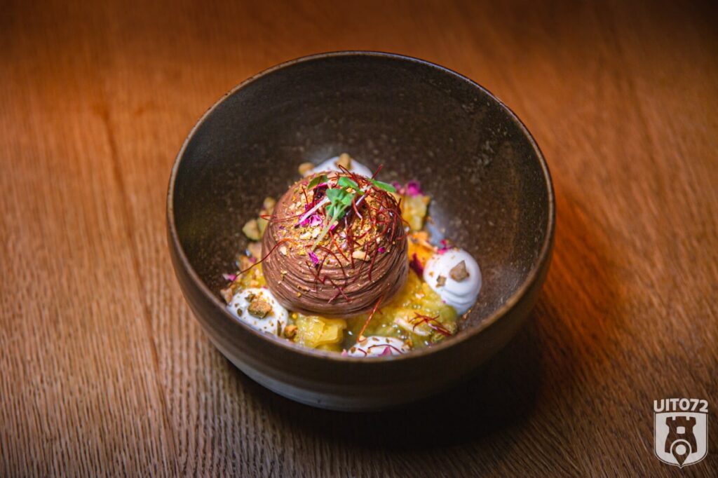 Chocolade mousse met pistache, chili en hangop