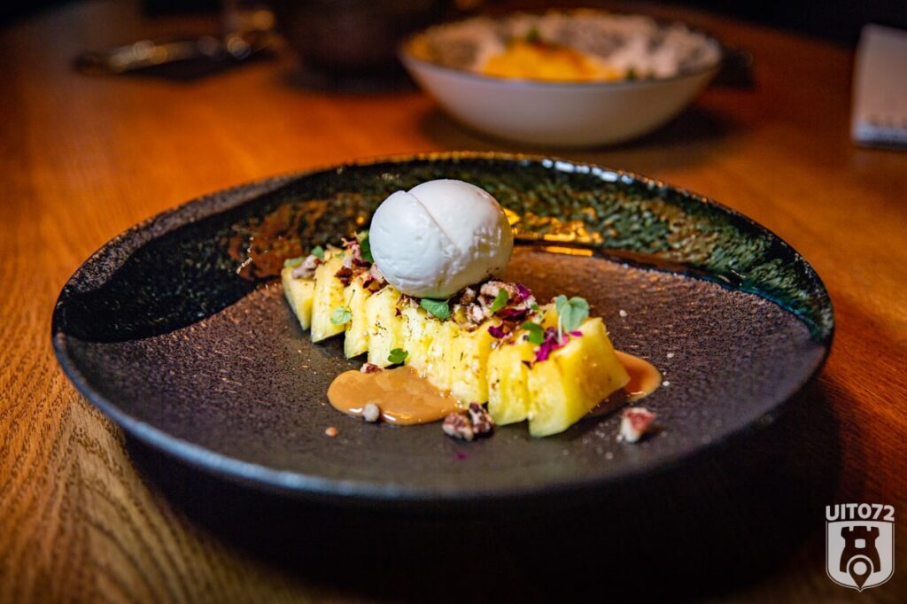 Gegrilde ananas met dulce de leche, kokosijs en pecan