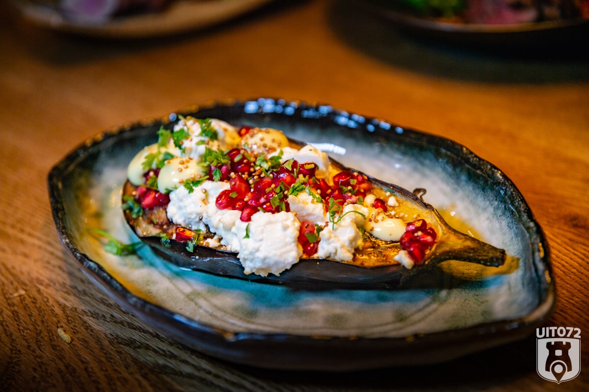 Geroosterde aubergine met gepofte quinoa, granaatappel, feta en vadouvan