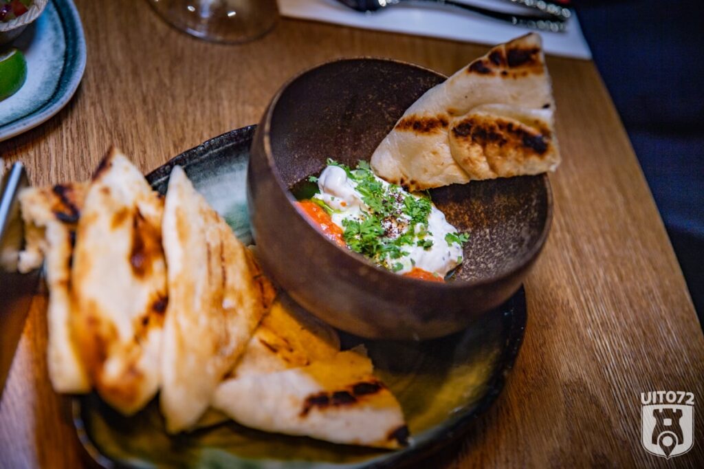 Naanbrood met romesco en raita