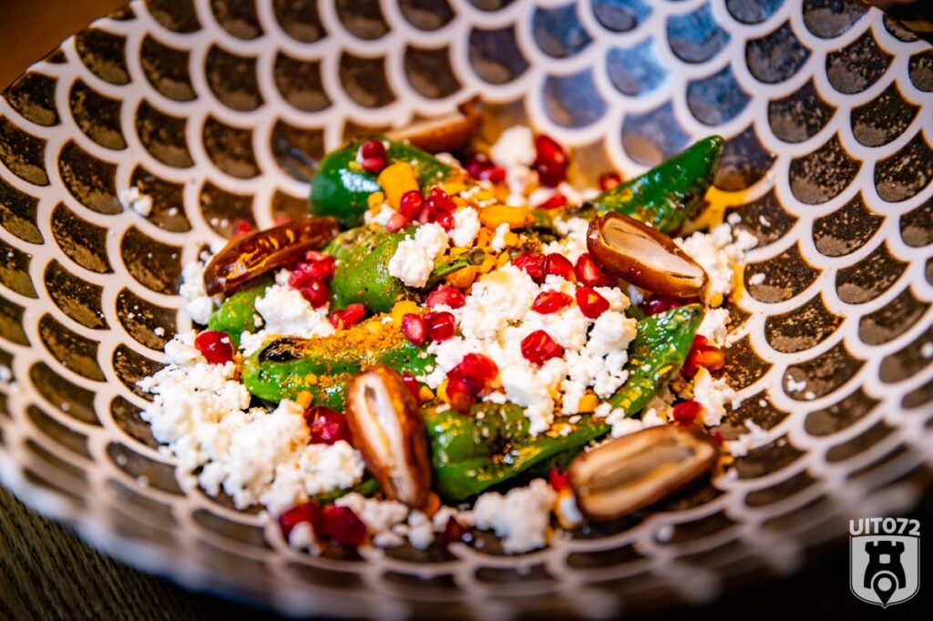 Geroosterde padrón pepers met kamille en dadels