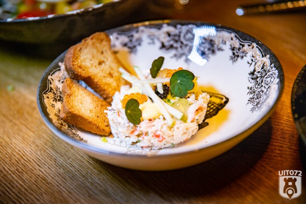 Tartaar van krab met limoen, aji amarillo, zalmkuit en saffraanmayonaise