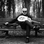 Nico Dijkshoorn met gitaar