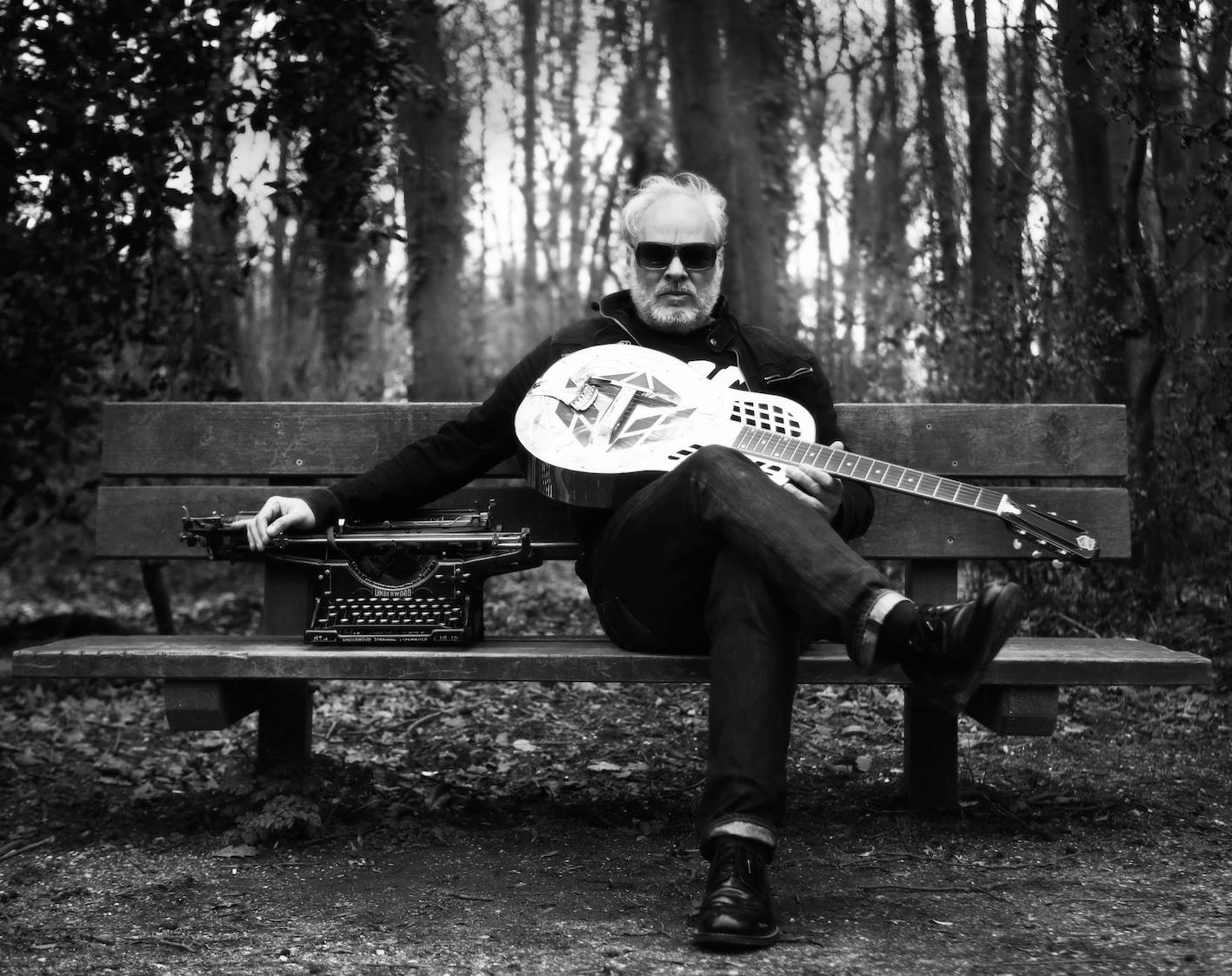 Nico Dijkshoorn met gitaar