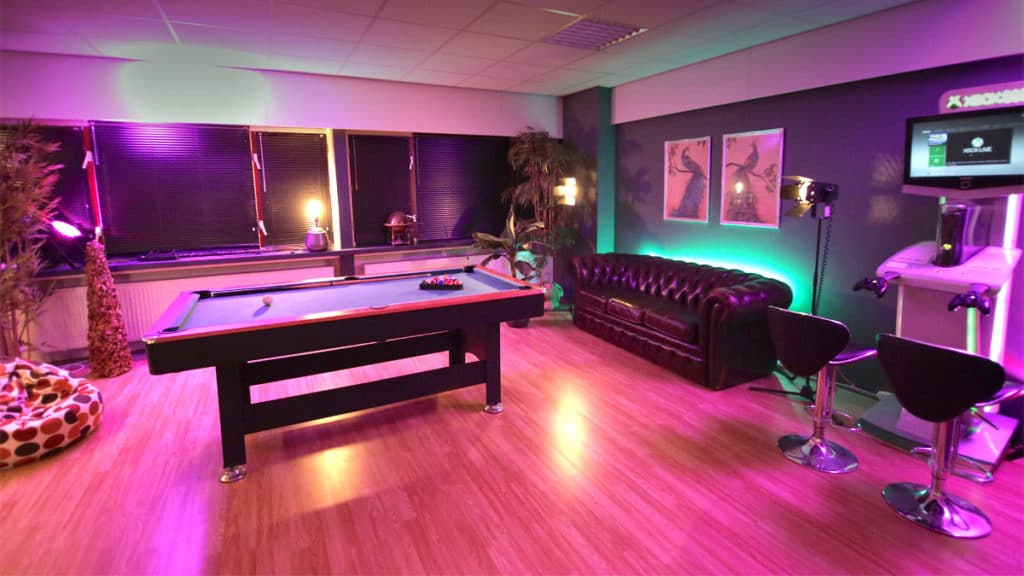 Escape Room Hidden Temple: lounge met pooltafel