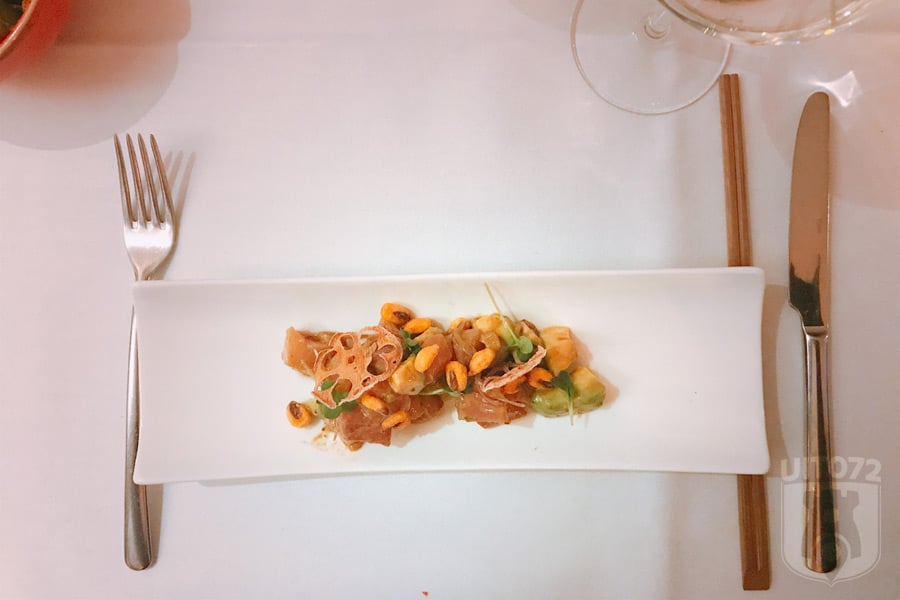 Ceviche Hamachi met avocado, crispy mais en soja truffel vinaigrette