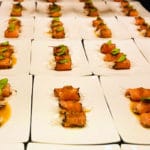 Tataki zalm met rettich en uien vinaigrette.