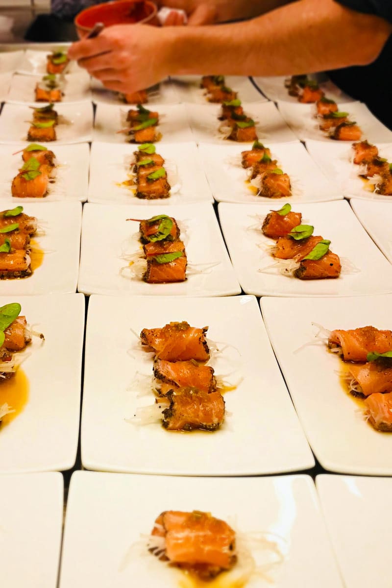 Tataki zalm met rettich en uien vinaigrette.