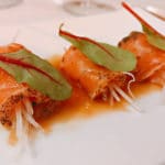 Tataki zalm met rettich en uien vinaigrette.