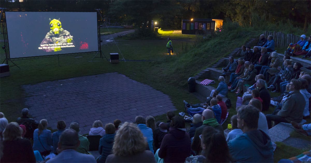 Zomerse openluchtbioscoop van Het Moment in het amfitheater van Park de Oude Kwekerij