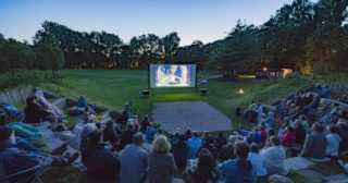 Zomerse openluchtbioscoop van Het Moment in het amfitheater van Park de Oude Kwekerij