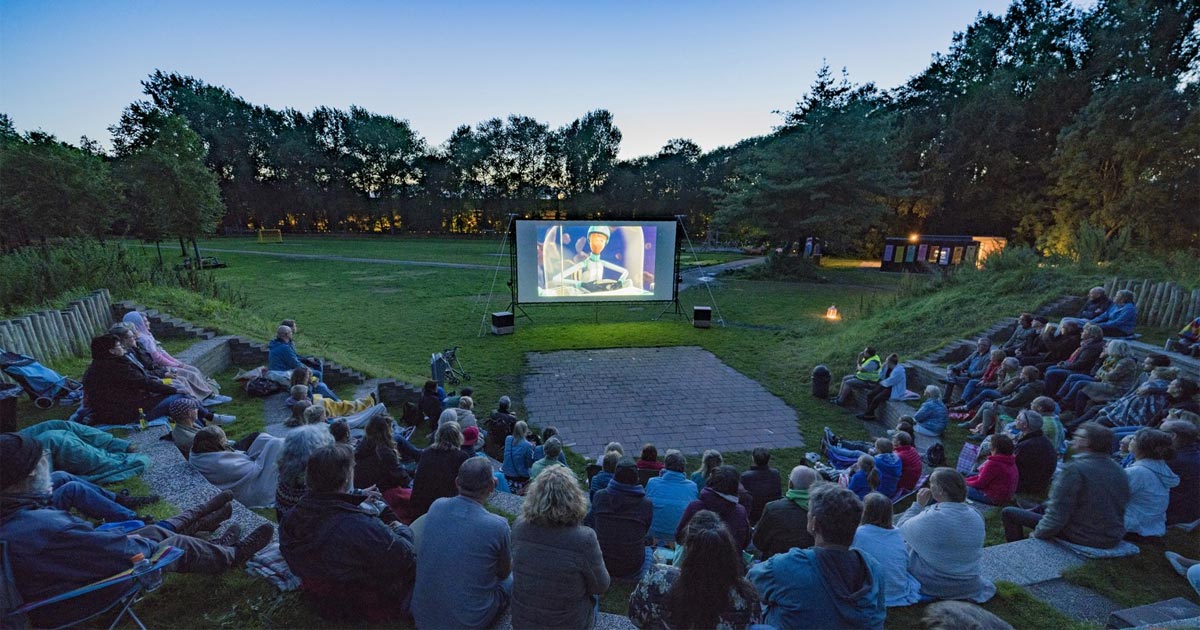 Zomerse openluchtbioscoop van Het Moment in het amfitheater van Park de Oude KwekerijZomerse openluchtbioscoop van Het Moment in het amfitheater van Park de Oude Kwekerij