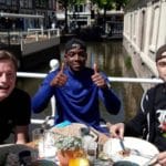 Lunch met de jongen - de meisjes tegen de jongens - UIT072