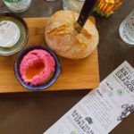 Hummus, peterselie olie, spelt brood