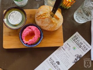 Hummus, peterselie olie, spelt brood