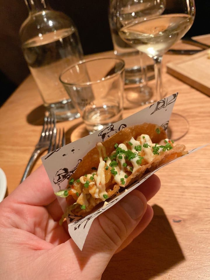 Amuse 1: taco met Balinese kip