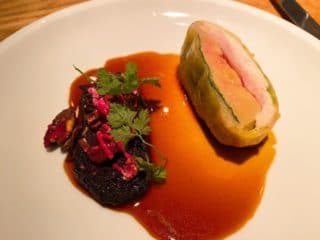 Piepkuiken 'en croute' met ganzenlever en morillesaus