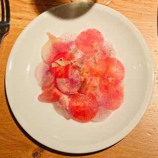 Sashimi van makreel met radijs en gember