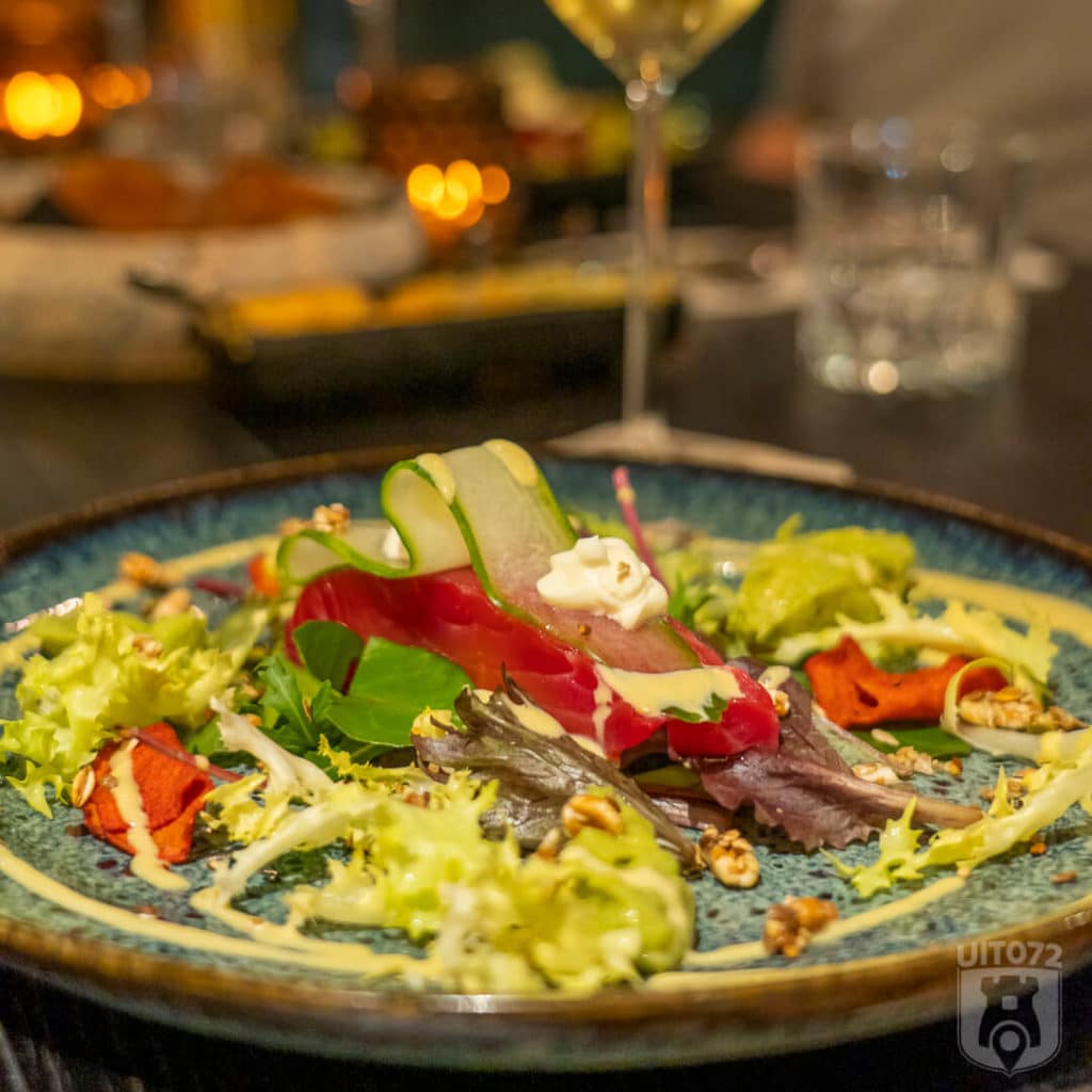 Bitemark: gerookte zalm in bietensap en wodka gemarineerd