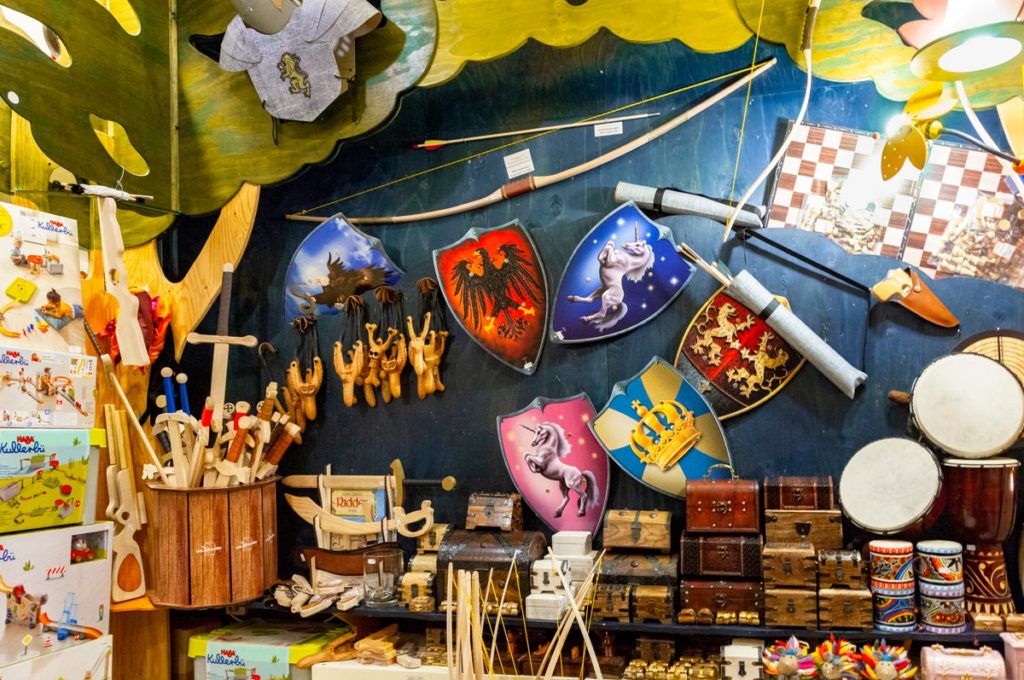 de houten trein schilden zwaarden