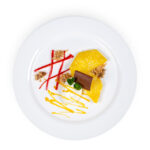 In rode peper gemarineerde ananas met een frisse kokos bavarois en een coulis van passievrucht