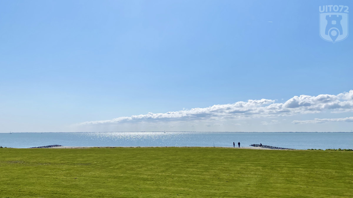 Uitzicht over het IJsselmeer onderweg