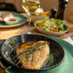 Tarbot op de graat gebakken met groene salade, citroenboter en friet