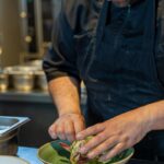 Chef maakt de salade op