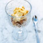 Applecrumble met vanille-ijs en citroenmascarpone