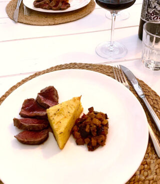 Diamanthaas, ratatouille, aardappeltaartje en rode wijn jus