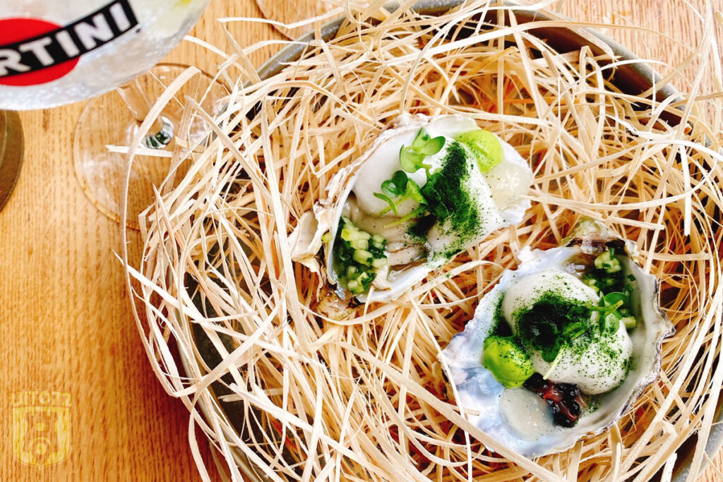 Amuse: oester, grapefruit, alg