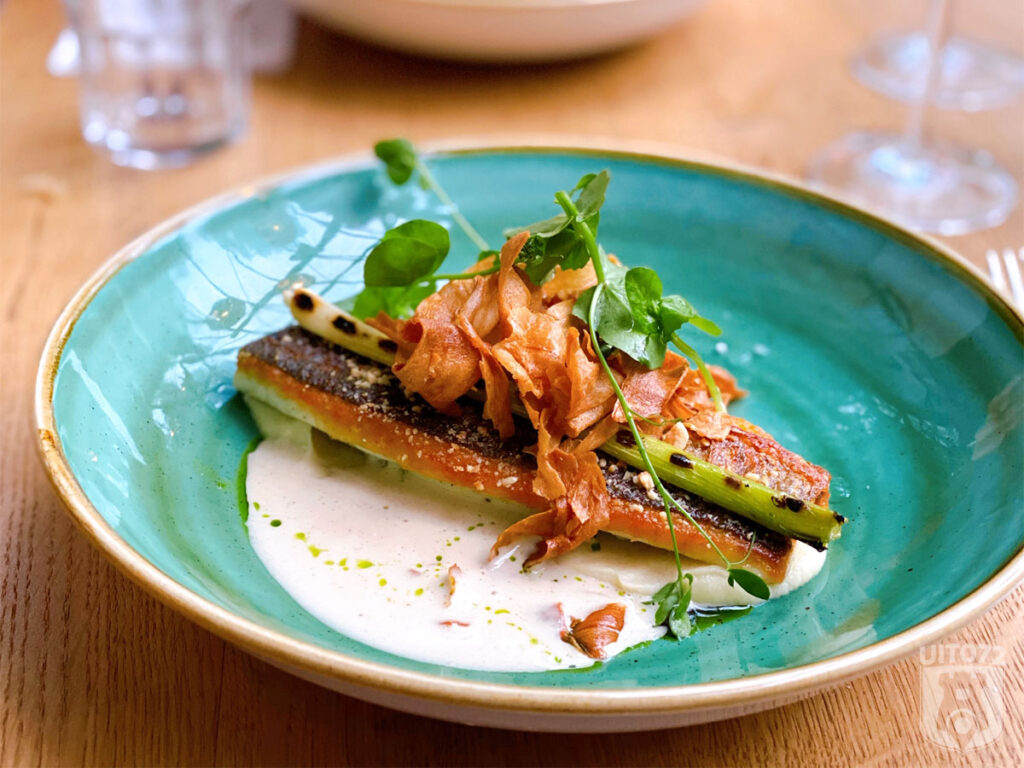 Zeebaars, pastinaak, bosui en beurre blanc